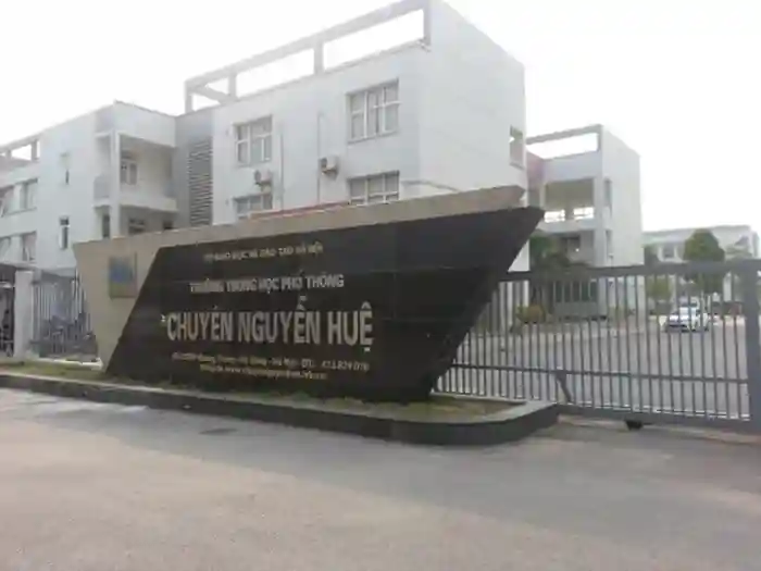 Trường THPT Chuyên Nguyễn Huệ - Hình 2